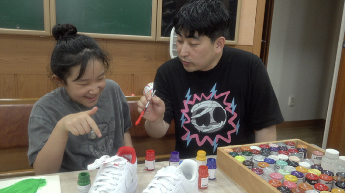 Sua, an autistic child who draws emotions, people who cheer for the dream