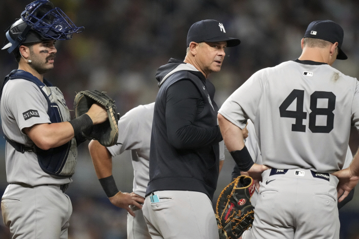 There are too many mistakes. NYY legends are angry, but they lost again today. The first sweep loss in history to MIA