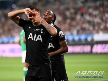 Tottenham player who Koreans can't help but love 'Son Heung-min soccer boots → Europa winning hero → SON respect click ceremony'