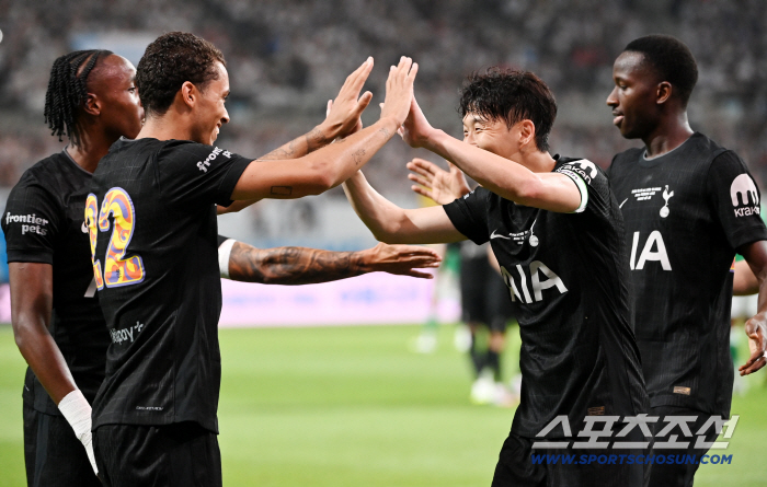 Tottenham player who Koreans can't help but love 'Son Heung-min soccer boots → Europa winning hero → SON respect click ceremony'
