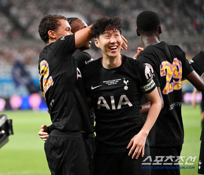 Tottenham player who Koreans can't help but love 'Son Heung-min soccer boots → Europa winning hero → SON respect click ceremony'