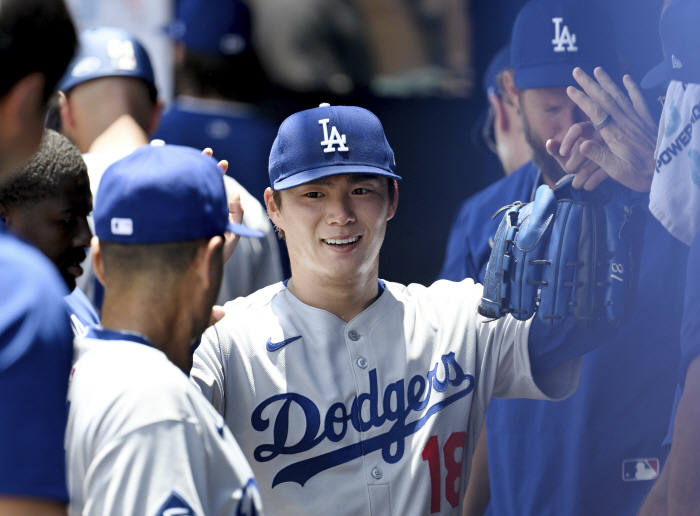 Two hits  two walks  two steals Ohtani leads, and Yamamoto pushes LAD 30 TB without allowing 6K runs in five ⅔ innings