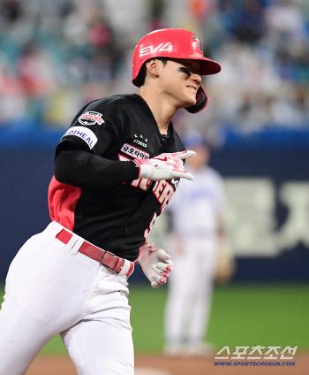 Finally, Kim Do-young is watching. Third hitter and third baseman start...Complete the entire lineup 