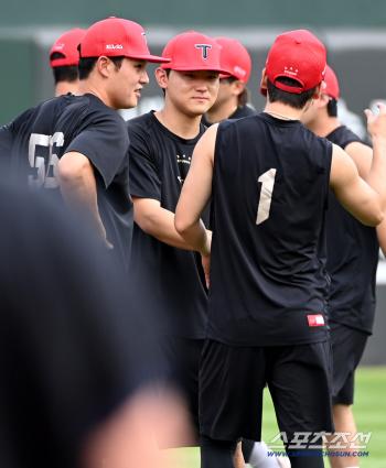 Kim Do-young, who returned, warmed up with a pleasant smile ahead of his resignation return match 