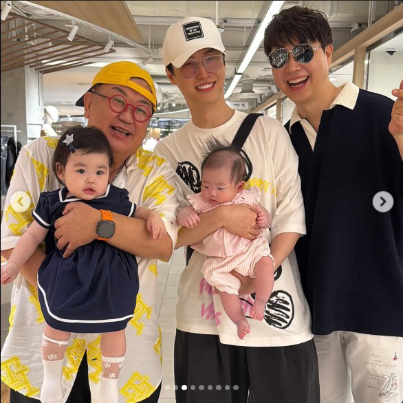 Lee Yong-sik, Park Soo-hong in his daughter's arms, with a big smile...I'll be your grandfather