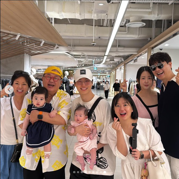 Lee Yong-sik, Park Soo-hong in his daughter's arms, with a big smile...I'll be your grandfather