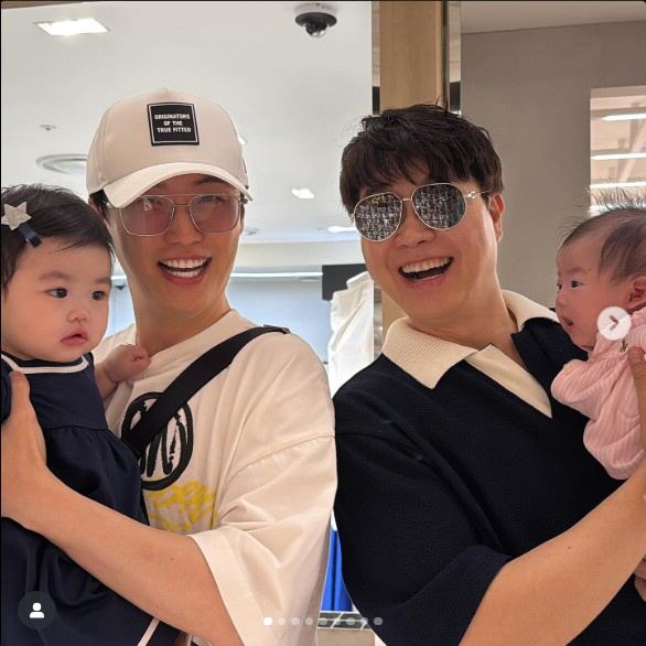 Lee Yong-sik, Park Soo-hong in his daughter's arms, with a big smile...I'll be your grandfather