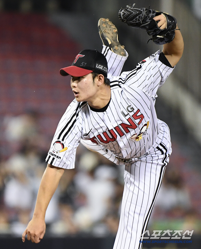 LG recaptures the top spot, and the bullpen is calm in the strongest starting lineup. In the match against Doosan Bears, two hits and 6K scoreless in four innings, a stepping stone for turning the tables around 