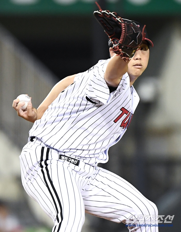 LG recaptures the top spot, and the bullpen is calm in the strongest starting lineup. In the match against Doosan Bears, two hits and 6K scoreless in four innings, a stepping stone for turning the tables around 