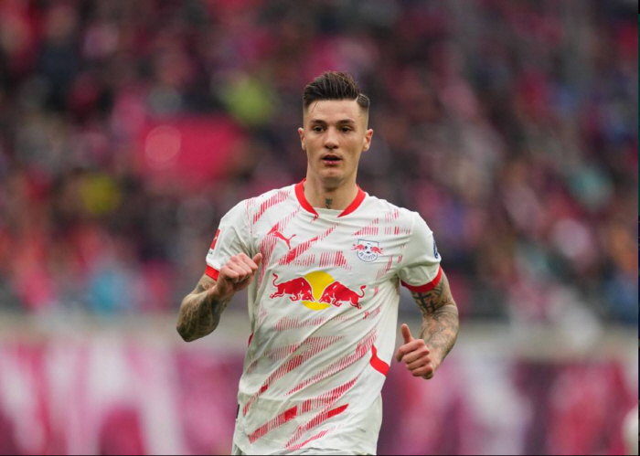 Manchester United's driving force is scary. The end of the offensive reinforcement plan is offered 136.8 billion won to recruit Cesco. He beat Newcastle