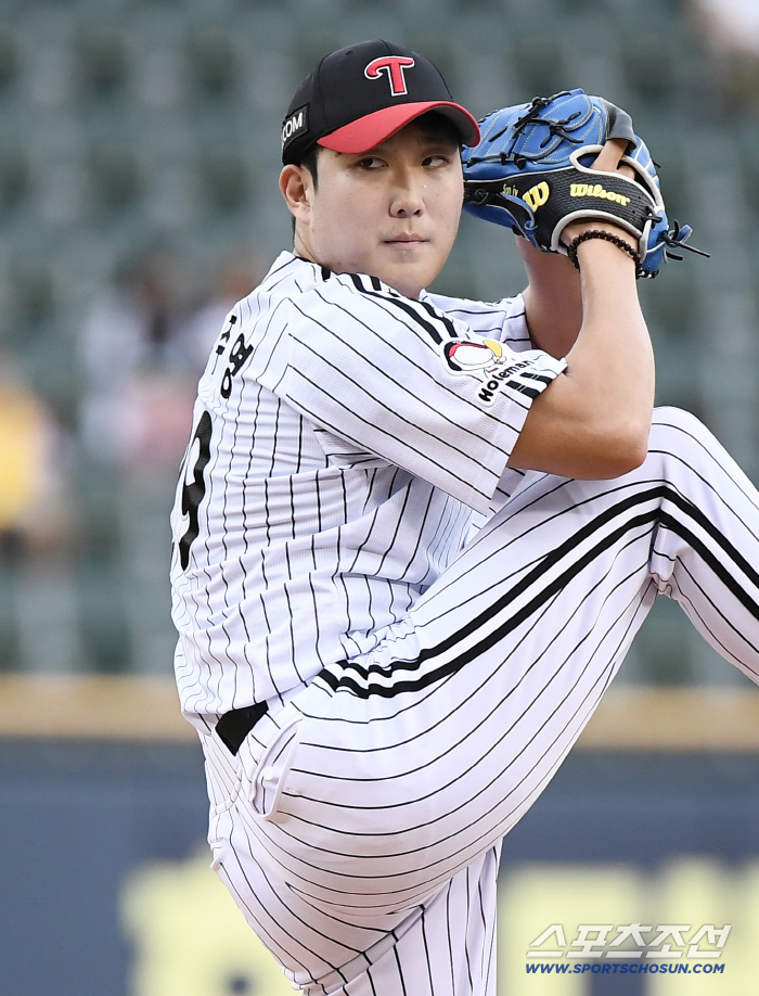 'Moon Bo-kyung's miraculous turnaround Three-run shot LG has regained the lead.' Six consecutive wins → one loss → seven consecutive wins. It beat Hanwha after 52 days of upset loss