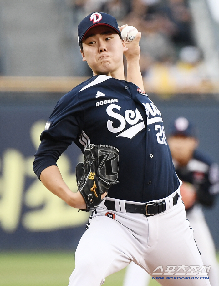 'Moon Bo-kyung's miraculous turnaround Three-run shot LG has regained the lead.' Six consecutive wins → one loss → seven consecutive wins. It beat Hanwha after 52 days of upset loss