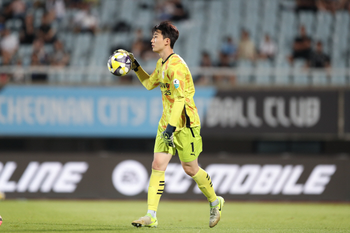  Suwon gatekeeper Kim Min-joon, the blind reflexes, has been selected as the MVP of the 23rd round of K League 2