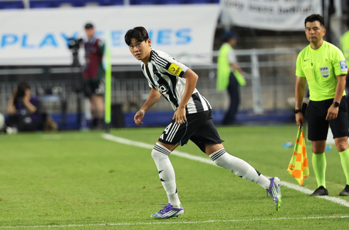 Park Seung-soo, you're in trouble! Time to enter Newcastle's first team → Player who stood out in the pre-season...Director Howe  coaching staff were impressed with the close observation