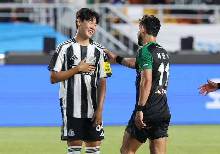 Park Seung-soo, you're in trouble! Time to enter Newcastle's first team → Player who stood out in the pre-season...Director Howe  coaching staff were impressed with the close observation