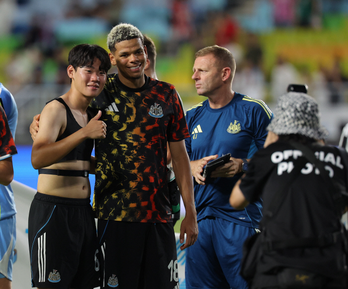 Park Seung-soo, you're in trouble! Time to enter Newcastle's first team → Player who stood out in the pre-season...Director Howe  coaching staff were impressed with the close observation