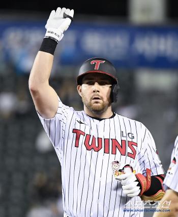  Austin, multi-hit in return match
