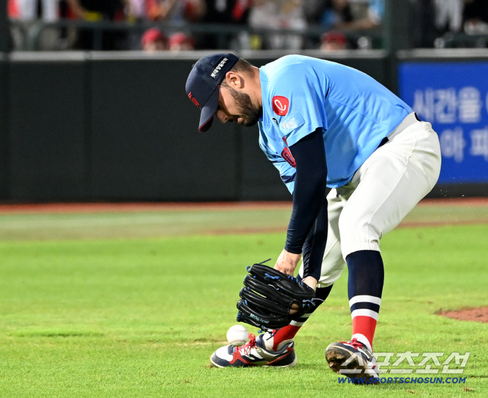  A ball that escapes from Gamboa's glove