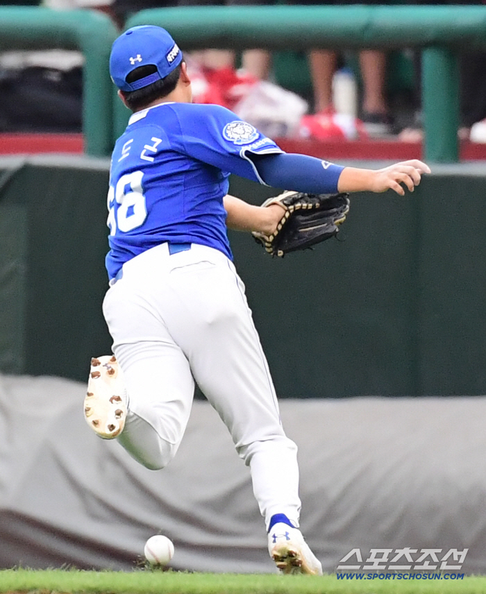  The ball that falls out of Yang Yang-geun's glove