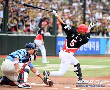  Kim Do-young strikes out swinging at Gamboa