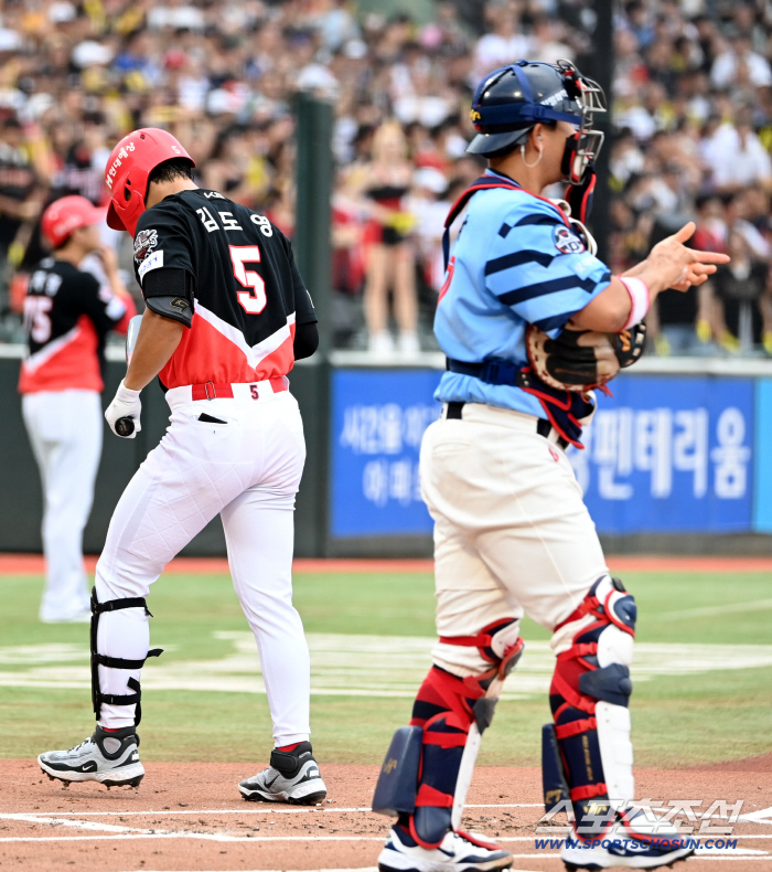  Kim Do-young strikes out with a disappointing first at-bat