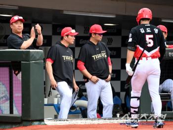  Kim Do Young's first at-bat strikeout, director Lee Bum-ho applauding