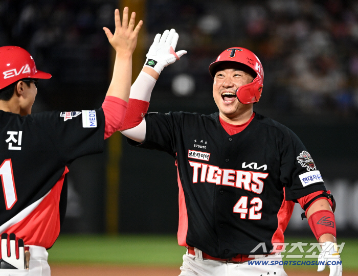  Kim Tae-gun, two-run timely hit by a bases-loaded chance, exploded