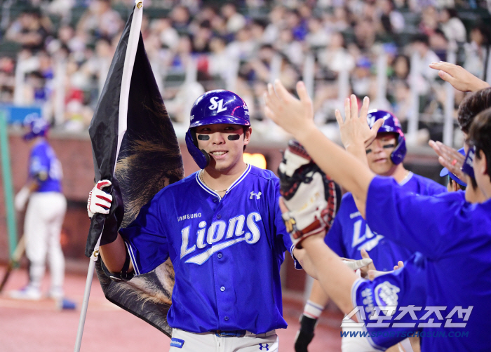  KIM YOUNG WOONG, out of the fence again