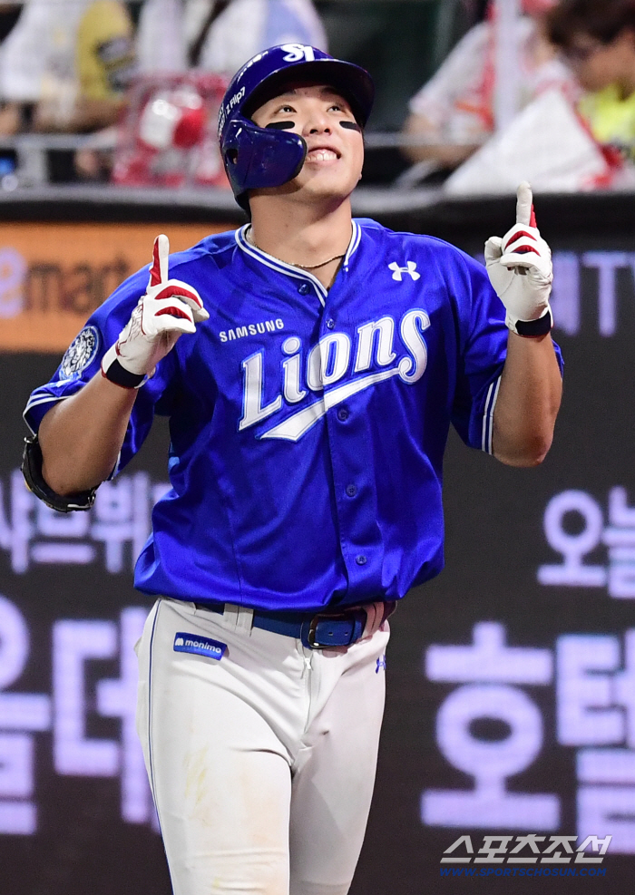  Kim Young-woong's happy home run shot