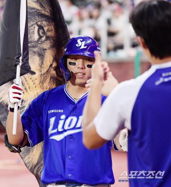  Kim Young-woong's solo home run shot that widens the score gap