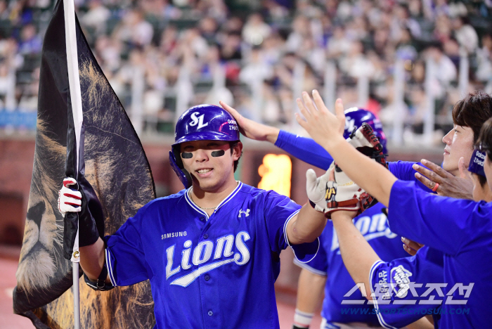  Kim Youngwoong went out of the fence for the second consecutive time