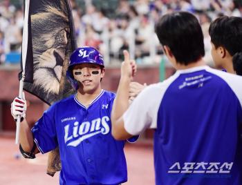  Kim Youngwoong's happy solo home run shot