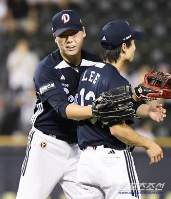  Lee Yoochan hugs Choi Seungyong
