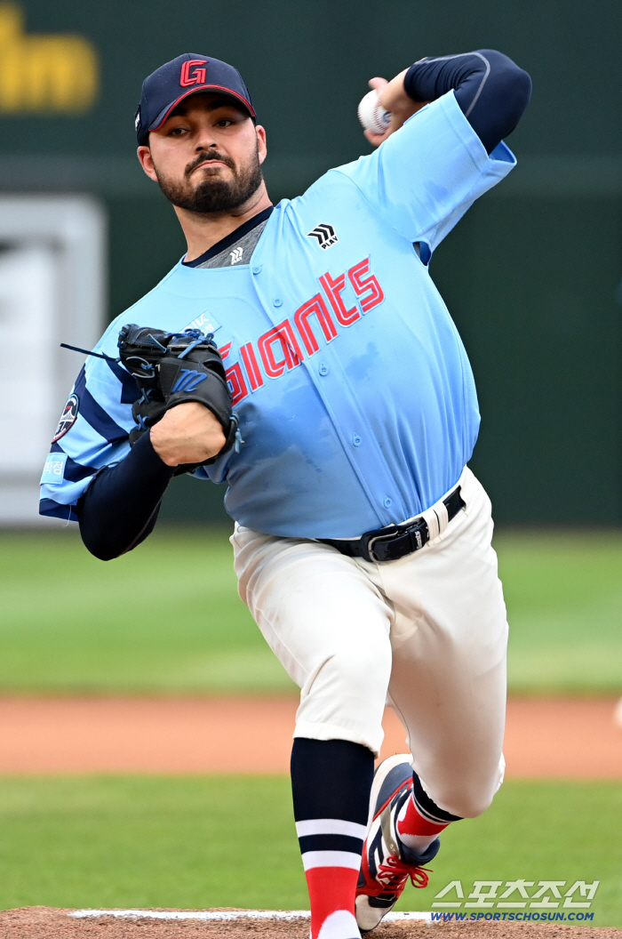  Lotte starter Gamboa's hard throw