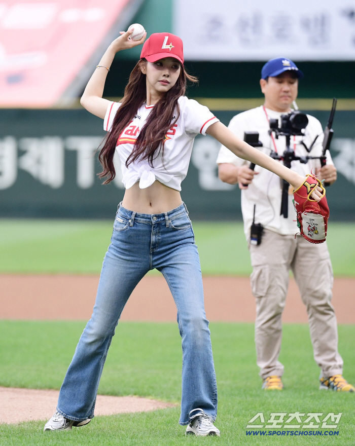  Model Kim Hye-jin threw a bold pitch in a baseball uniform