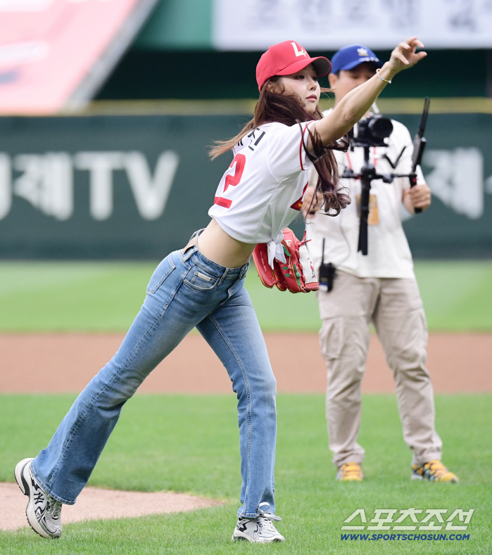  Model Kim Hye-jin's strong first pitch in a baseball uniform