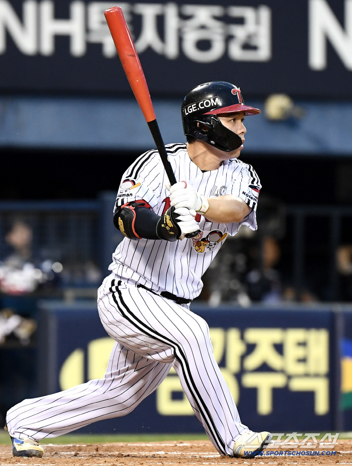  Moon Sung-joo hitting a hit
