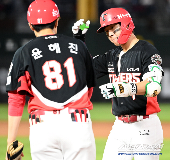  Park Chan-ho hits leadoff hitter in the sixth inning