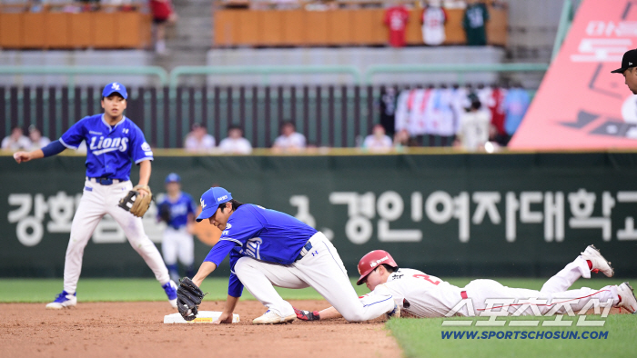  Park Sung-han stole second base