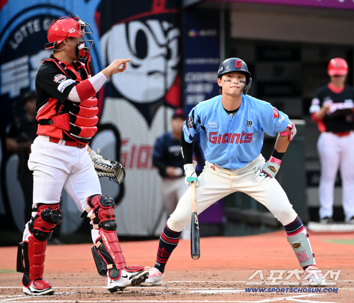  Yoon Dong-hee strikes out with the bases loaded