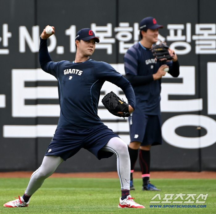  Yoon Sungbin Kim Wonjung, ready to take the mound!
