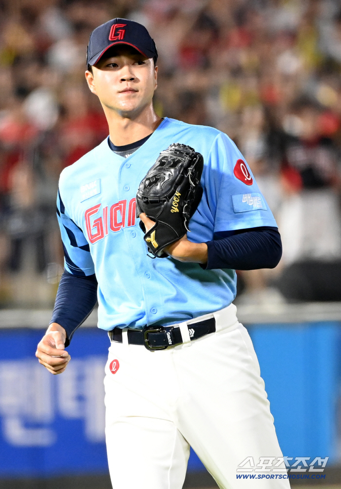  Yoon Sungbin takes the mound in the 8th inning. Let's play three batters in 1 inning