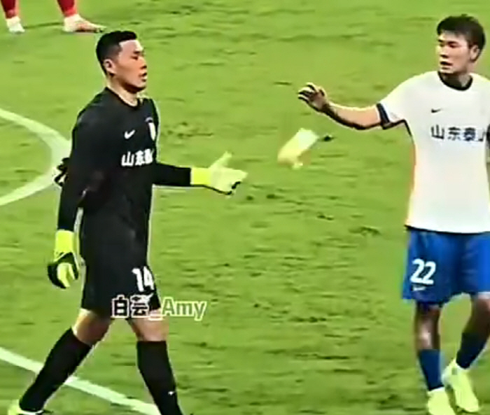 Sent off for a match-fixing foul → captain armband defeat Son Heung-min's atrocities, ultimately defying fans' expectations. Apology ending