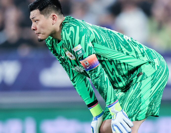 Sent off for a match-fixing foul → captain armband defeat Son Heung-min's atrocities, ultimately defying fans' expectations. Apology ending