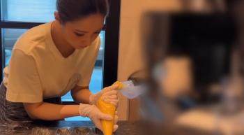 Shin Se-kyung, it's your birthday, and you're giving back to your fans..140 self-baked cookies with sincerity