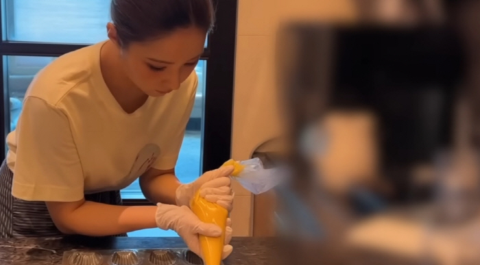 Shin Se-kyung, it's your birthday, and you're giving back to your fans..140 self-baked cookies with sincerity
