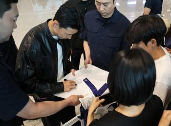 Son Heung-min, who worked hard until the end, got on the plane to LA after a 30-minute signing event