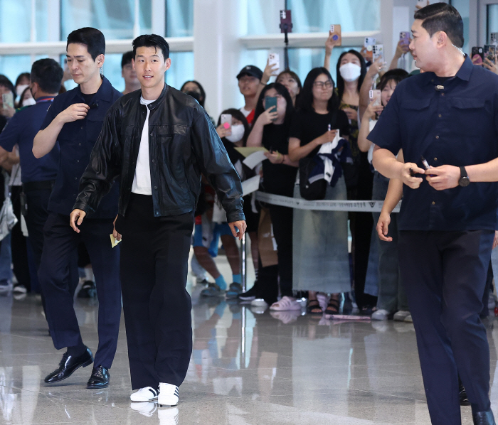 Son Heung-min, who worked hard until the end, got on the plane to LA after a 30-minute signing event
