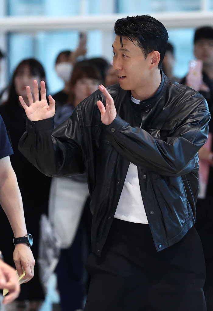 Son Heung-min, who worked hard until the end, got on the plane to LA after a 30-minute signing event
