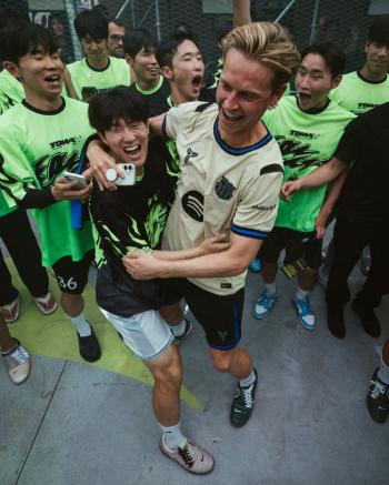 Thank you in Korean. It was fun He's so different from Ronaldo in the world class